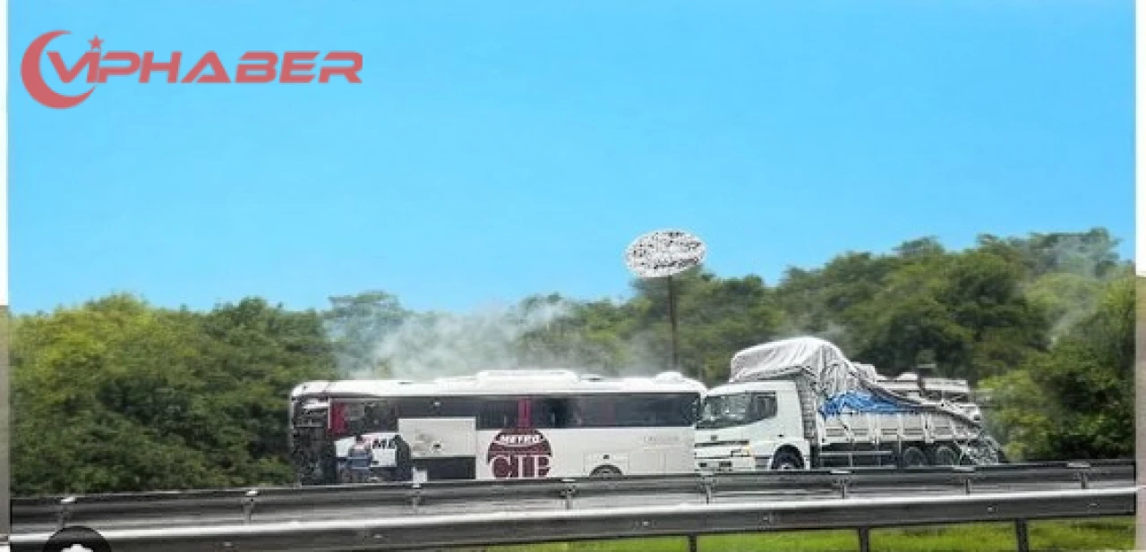 Samsun'da Meydana Gelen Otobüs-Kamyon Çarpışmasında 16 Yolcu Yaralandı!