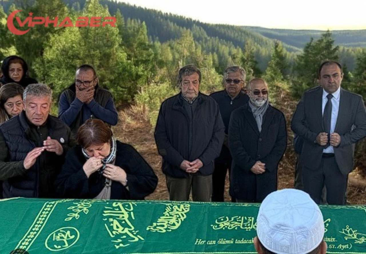 Ünlü sanatçı Sezai Altekin’in vefatı sonrası sevenleri tarafından son yolculuğuna uğurlandı.