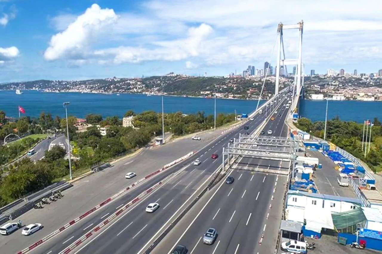Bayram tatilinde köprüler, otoyollar ve belirli toplu taşıma araçları ücretsiz olacak.