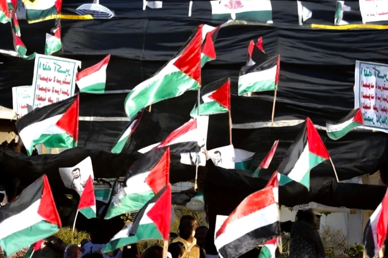 Yemen Halkı İsrail ve ABD'nin Saldırılarını Protesto Etti