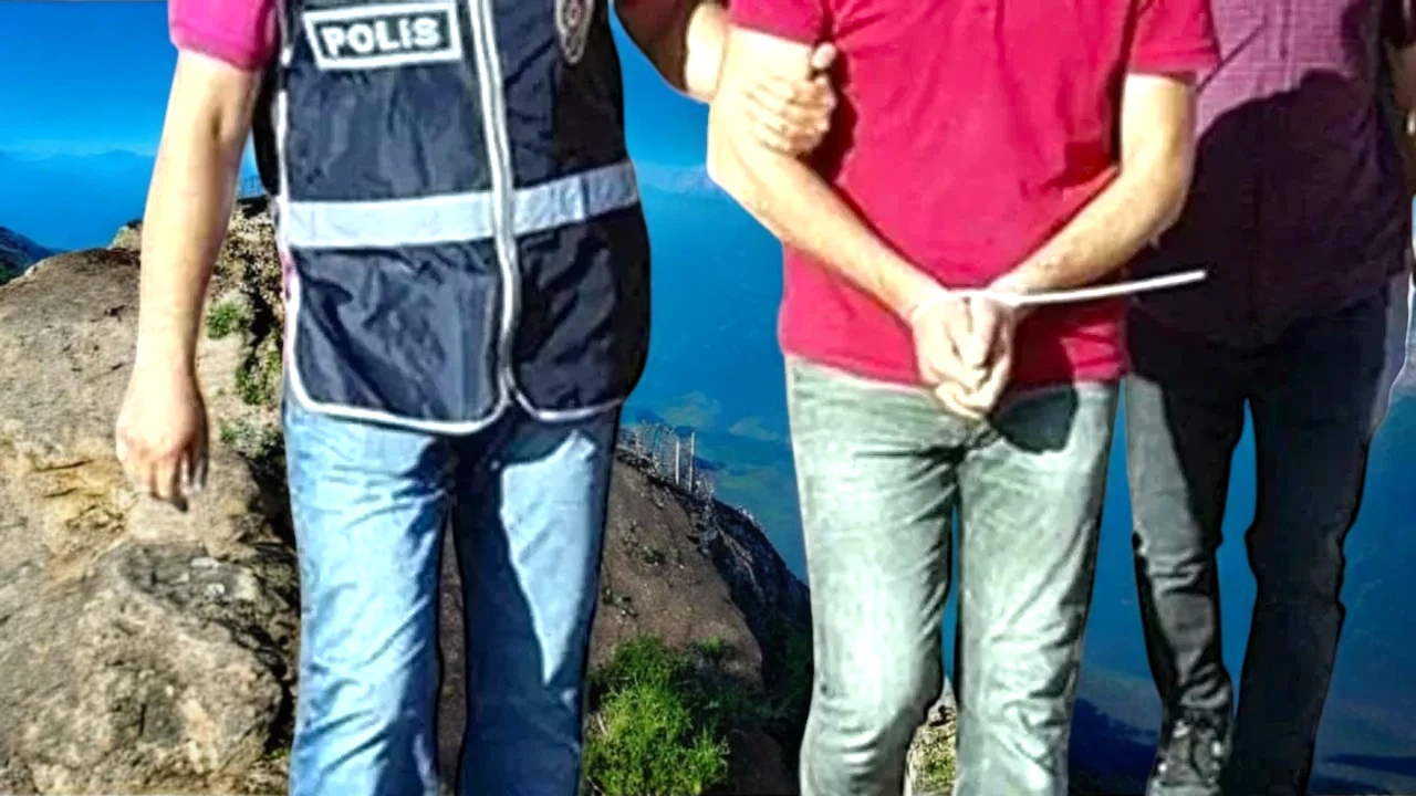 Kahramanmaraş'ta tefecilik ve gasp suçlarına karıştıkları iddia edilen 5 şüpheli polis tarafından tutuklandı.