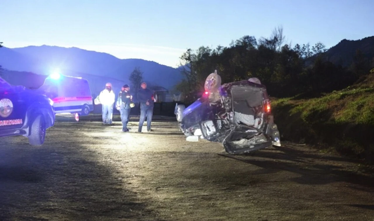 Rize'de meydana gelen trafik kazasında otomobil takla attı: 3 kişi hayatını kaybetti, 2 kişi yaralandı.