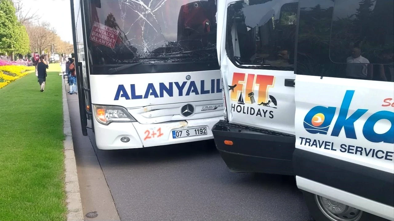 Manavgat'ta Yolcu Otobüsü ile Tur Minibüsü Kaza Yaptı: 2 Kişi Yaralandı