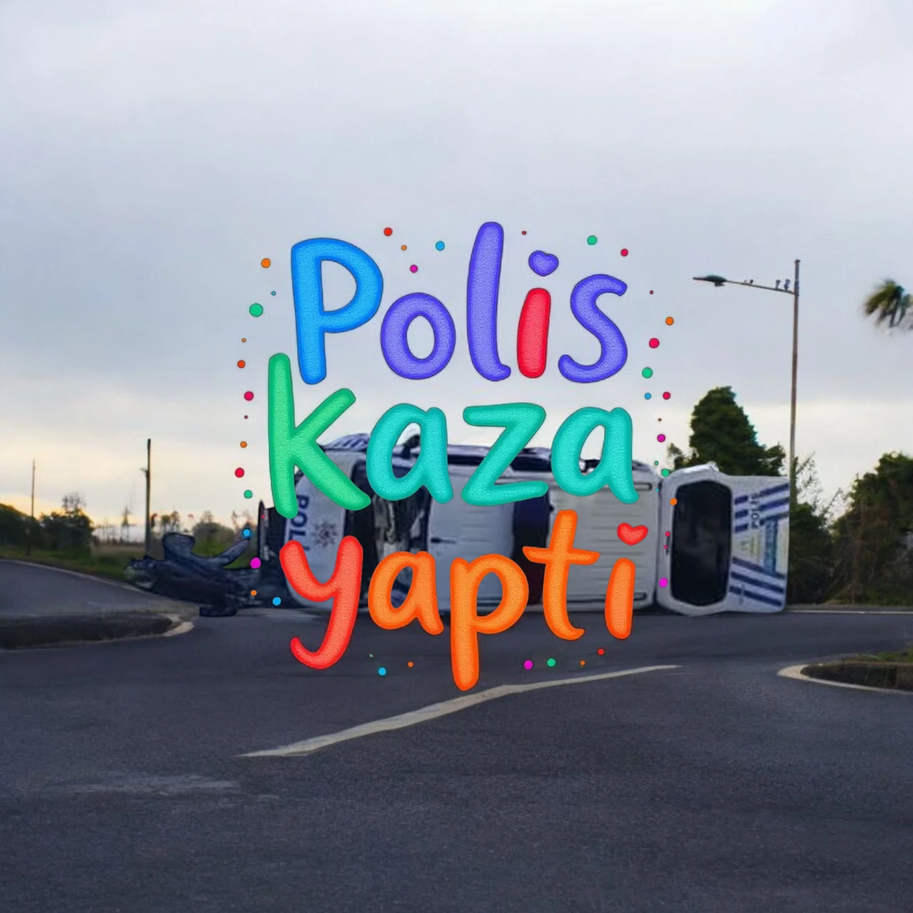 Bursa'da meydana gelen trafik kazasında polis aracı devrildi! Olayda 2 polis memuru da dahil olmak üzere 5 kişi yaralandı.