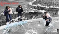 Genç kızlar, dondurucu soğukta 'eğlenceli' bir aktiviteyle buluştu