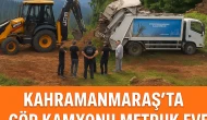 Çöp kamyonu terkedilmiş bir eve çarptı, olay yerinde kargaşa yaşandı.