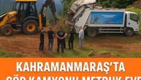 Çöp kamyonu terkedilmiş bir eve çarptı, olay yerinde kargaşa yaşandı.