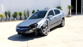 Elazığ'da meydana gelen trafik kazasında otomobil refüje çıkarak 4 kişi yaralandı.