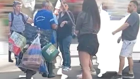 Belediye çalışanına saldıran genç kızlar yakalandı! Güvenlik kamerasına yansıyan fırça sapıyla saldırı anları şoke etti