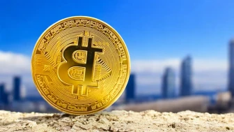 Bitcoin'in hakimiyeti tüm zamanların en yüksek seviyesine yaklaşırken, altcoin sezonu beklenmedik bir şekilde erteleniyor.