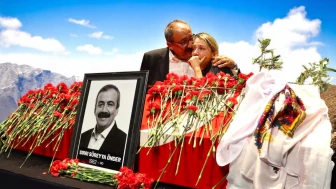 "Sırrı Süreyya Önder'in Kızı Ceren, Babasını Duygusal Bir Törenle Anıyor"