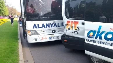 Manavgat'ta Yolcu Otobüsü ile Tur Minibüsü Kaza Yaptı: 2 Kişi Yaralandı