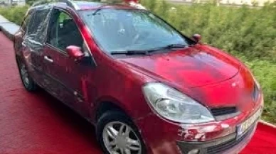 Tek başına otomobilin üzerine düşen boğa, 3 metre yükseklikten ipini kopararak inanılmaz bir olaya imza attı!