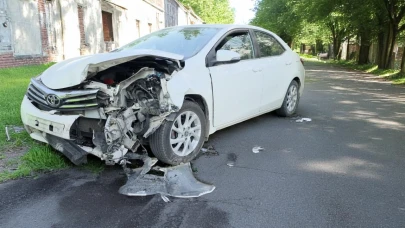 Bursa'da meydana gelen trafik kazasında 2 araç çarpıştı; 3 kişi yaralandı.