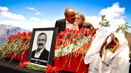 "Sırrı Süreyya Önder'in Kızı Ceren, Babasını Duygusal Bir Törenle Anıyor"