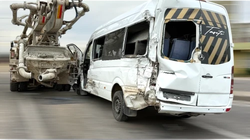 Diyarbakır'da Meydana Gelen Trafik Kazasında Otomobil, Beton Mikseri ve Minibüs Çarpıştı: 11 Kişi Yaralandı