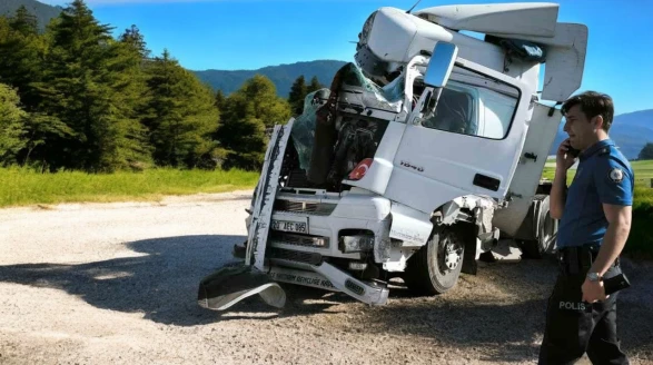 Tır, trafik ışığında duran otobüs ve araca çarptı: 6 kişi yaralandı