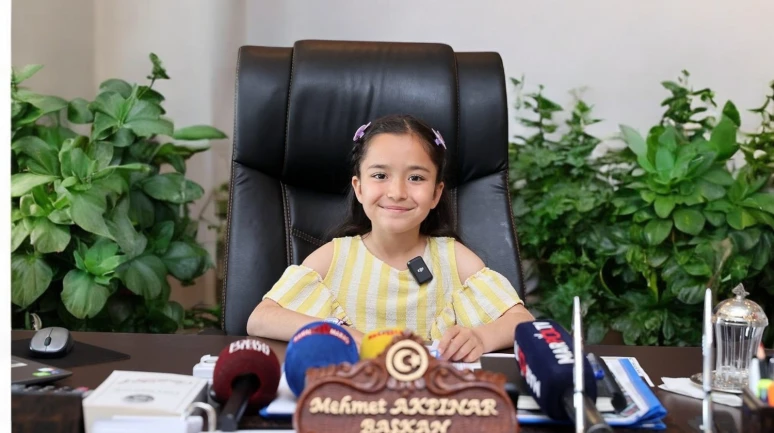 Mehmet Akpınar'dan 23 Nisan'da Başkanlık Makamı Merve Nida'ya Emanet Edildi