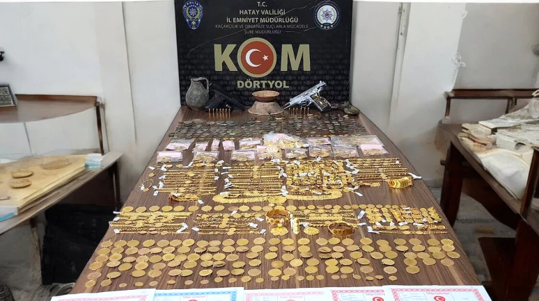 Hatay'da altın ticareti yapan 5 kuyumcu, düşük ayarlı altın sattıkları iddiasıyla yakalandı.