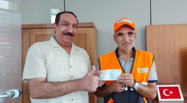 Zeytinburnu'nda temizlik işçisi yolda bulduğu parayı Iraklı sahibine teslim etti